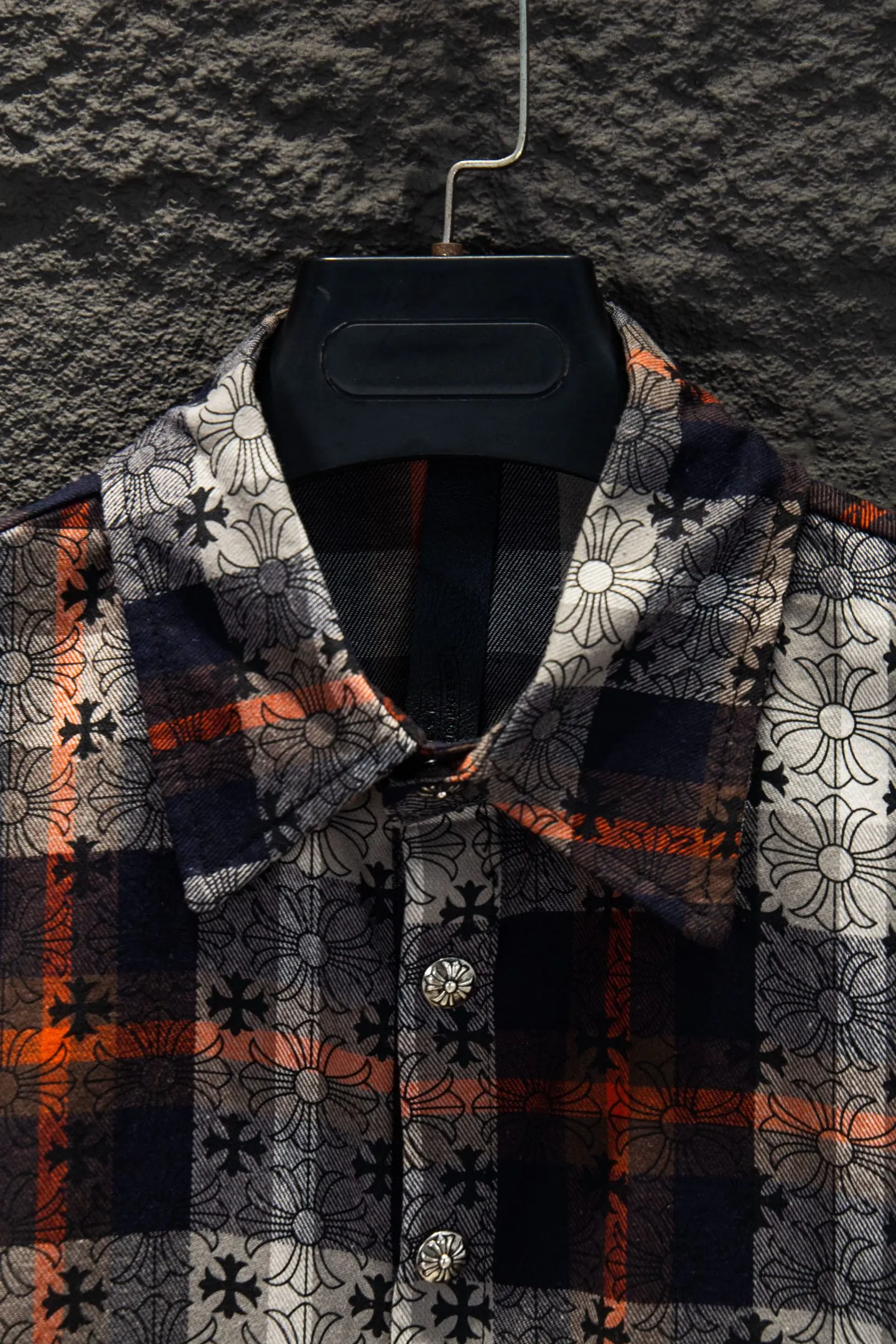 P260 ChromeHearts Chrome Hearts printed cuffs and leather plaid shirt. Customized jacquard fabric, you can wear it in various styles. This genderless shirt is a must-have for nightclubs. It can be worn as a jacket for both men and women. It can be easily worn by both men and women!  The plaid shirt that I have been thinking about has arranged for you to check in with plaid fans! The original loose fit is made of high-quality pure cotton fabrics. The fabric pattern is high-definition and delicate without burrs. It is comfortable and breathable to wear. All the buttons are molded and customized. It is casual and fashionable and can be matched with any bottoms. It can be windproof and sunproof in spring and summer. It can be worn inside or outside in autumn and winter! Easily concave shape makes you look slimmer and taller, perfect for both men and women! Customized main label, accessories, fully washable, whole body wiring, quality control, no heads!  Luxurious dark high street, Hollywood luxury goods, 25SS latest couples leather cross short-sleeved T-shirts, all reflect their own unique style! Made of thick black cotton, goatskin appliqués, hand-sewn custom metal hardware, and silicone varnish printing, multiple materials collide to create a unique texture. It also incorporates ChromeHearts medieval-style Sanskrit fonts and classic horseshoes, creating a unique and charming dark texture under the graceful arcs and all-black shadows, full of artistic sense!  Color: Black Blue Black Size: S M L XL